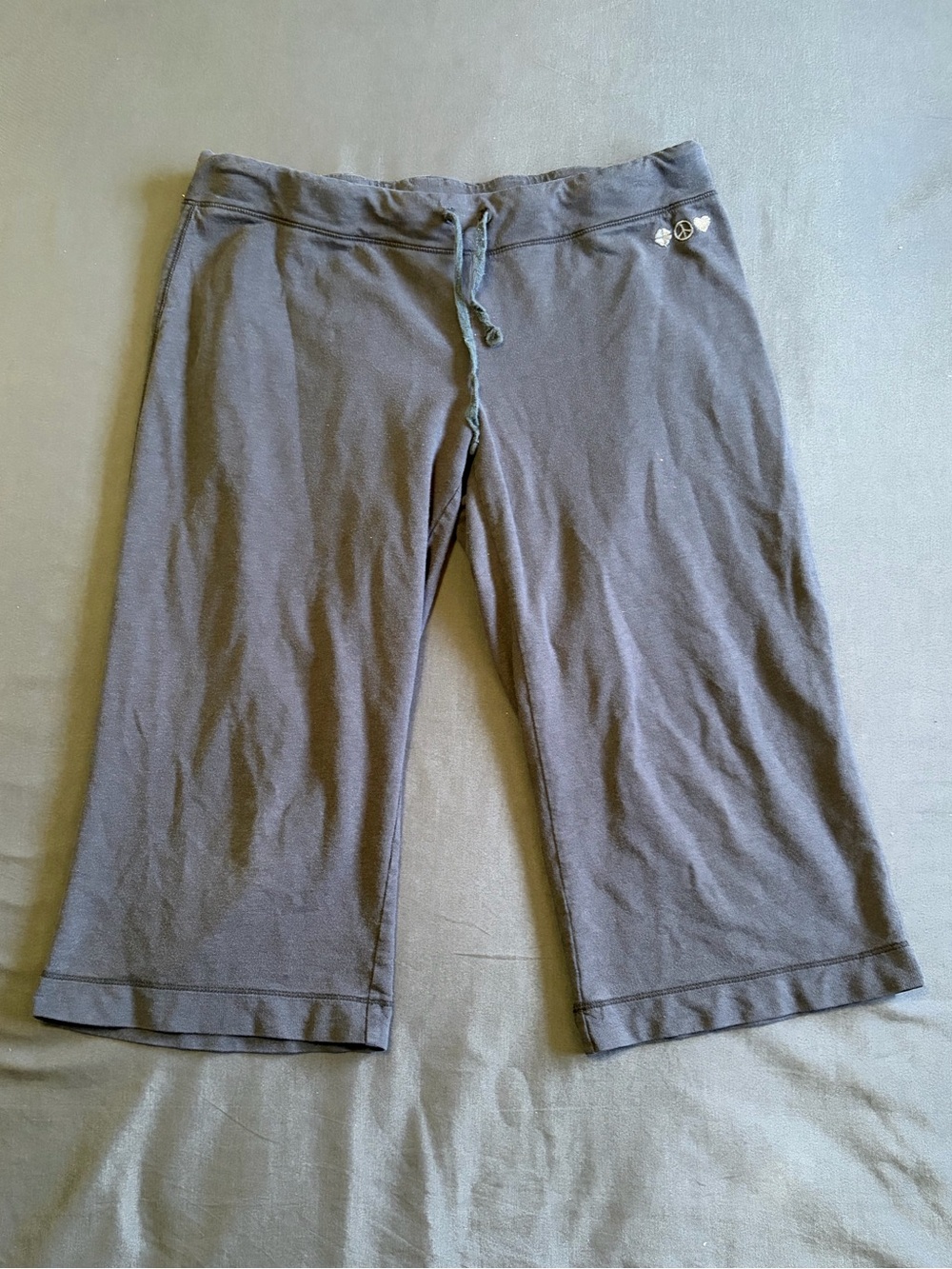 Y2K 2000s Lucky Brand dark gray capri sweatpants with drawstring waist. Size M.